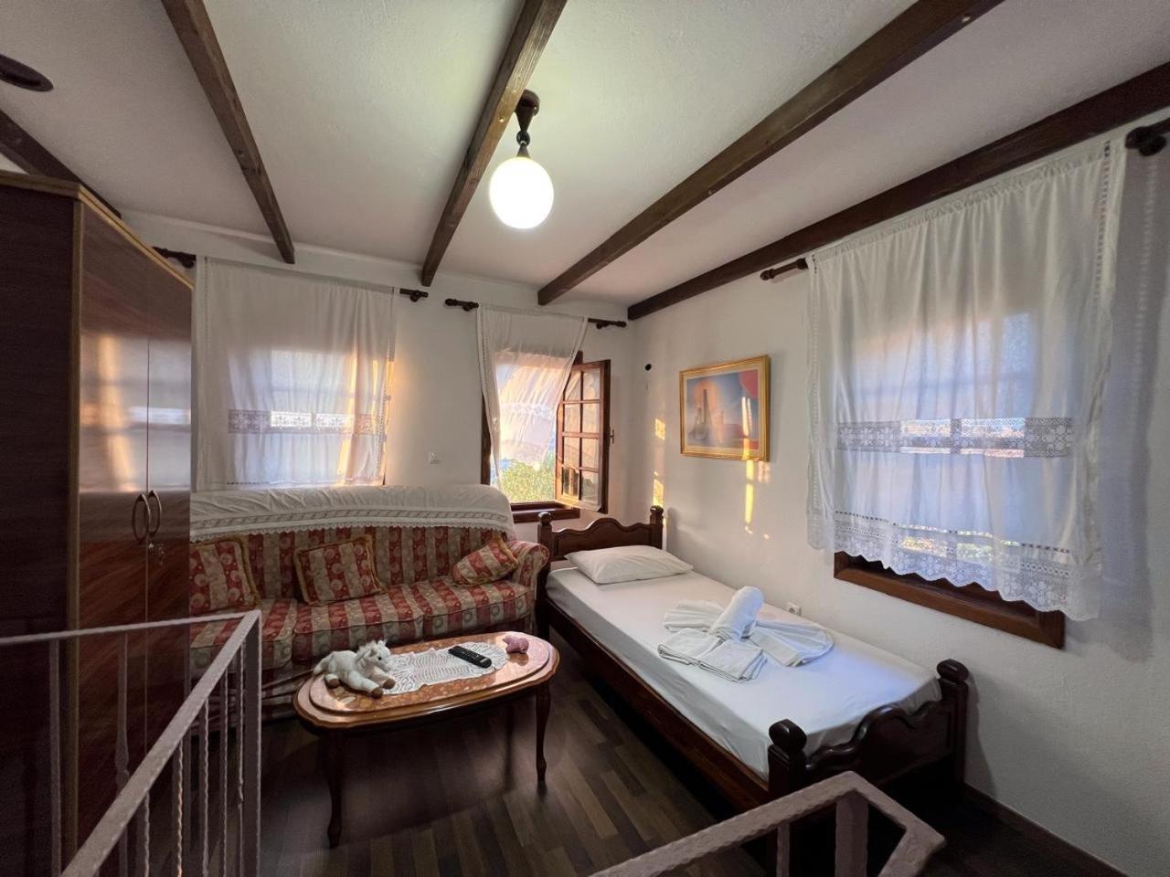 Pjetri House * Berat
